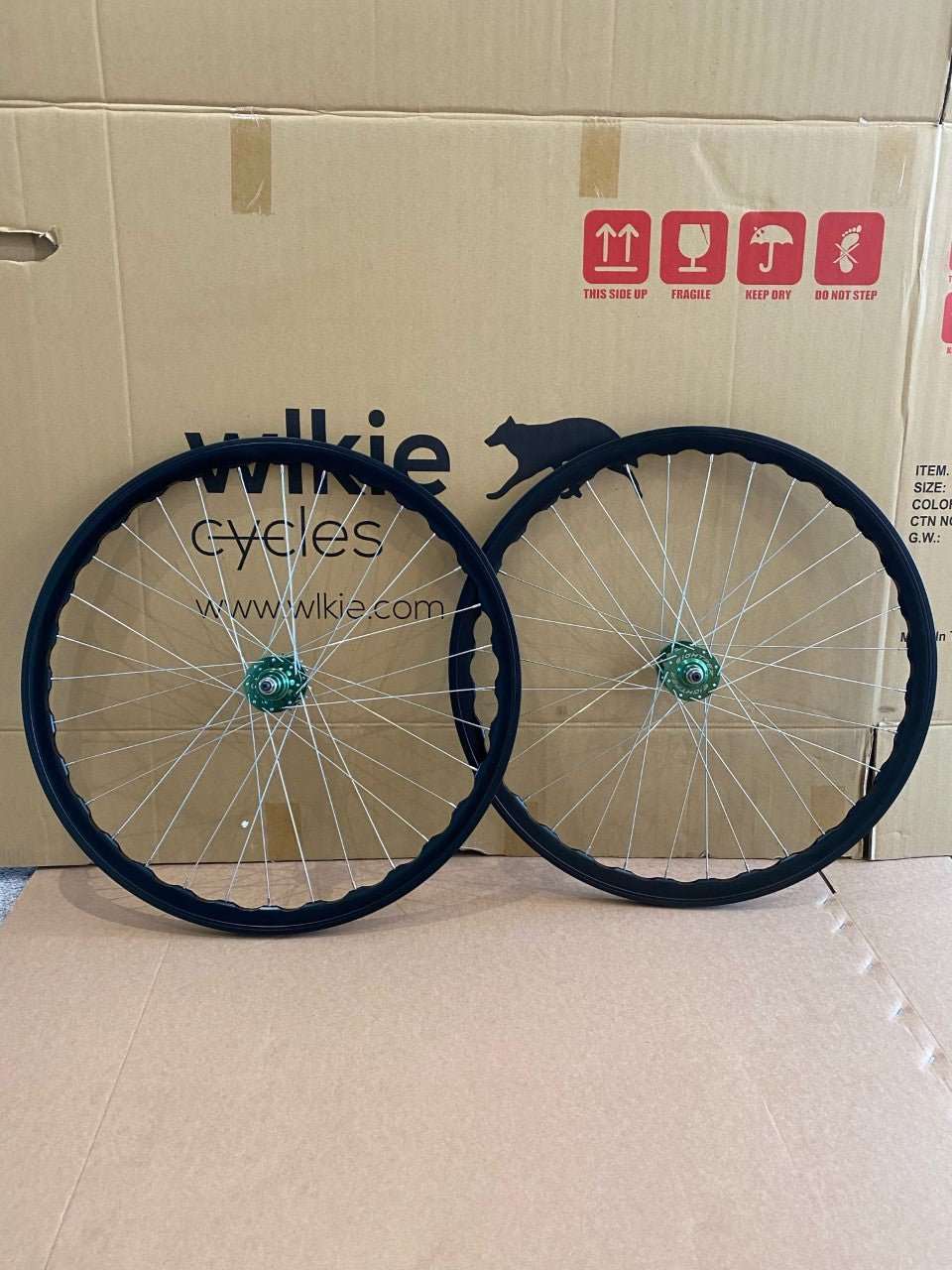 Black 30mm Deep-V 700c Wheelset Front and Rear Green Hubs - wlkie
